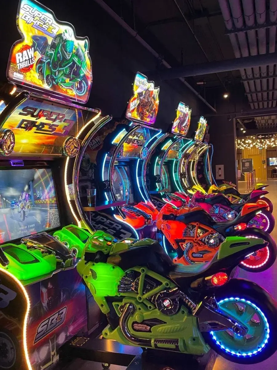 Kolorowe automaty zręcznościowe z przyciskami i joystickami