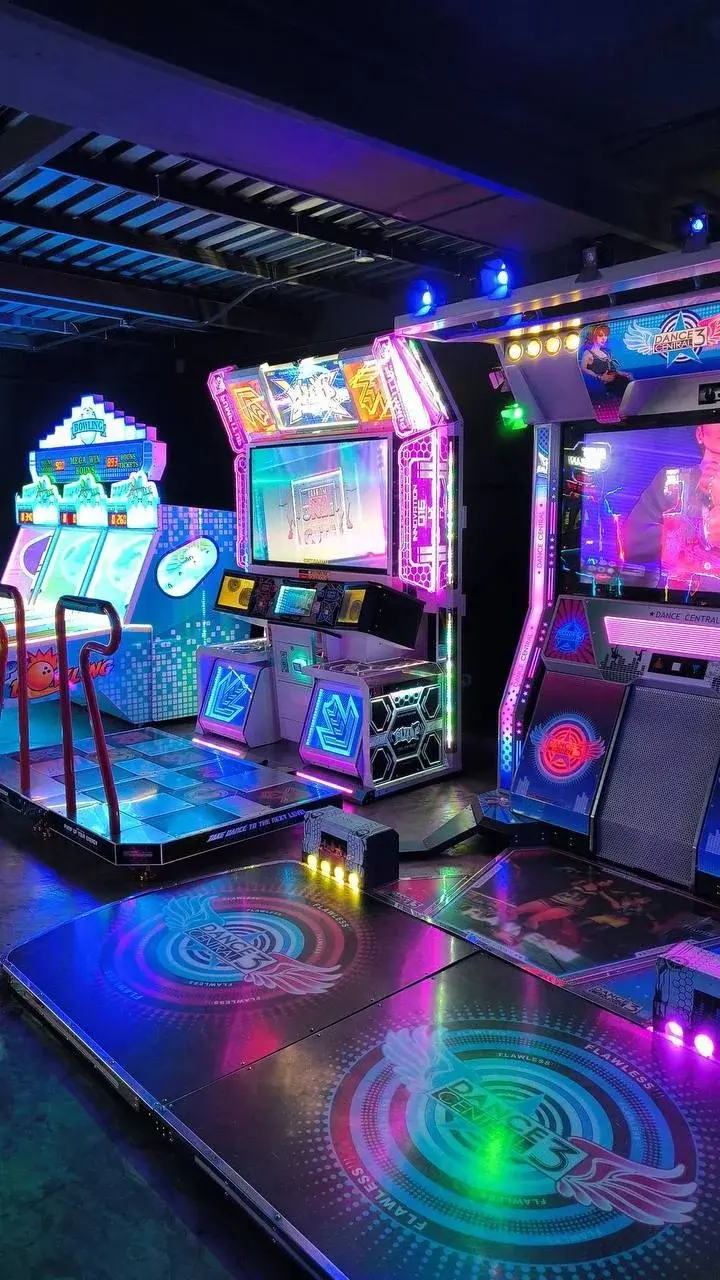 Sportowy automat do koszykówki z piłkami i koszem