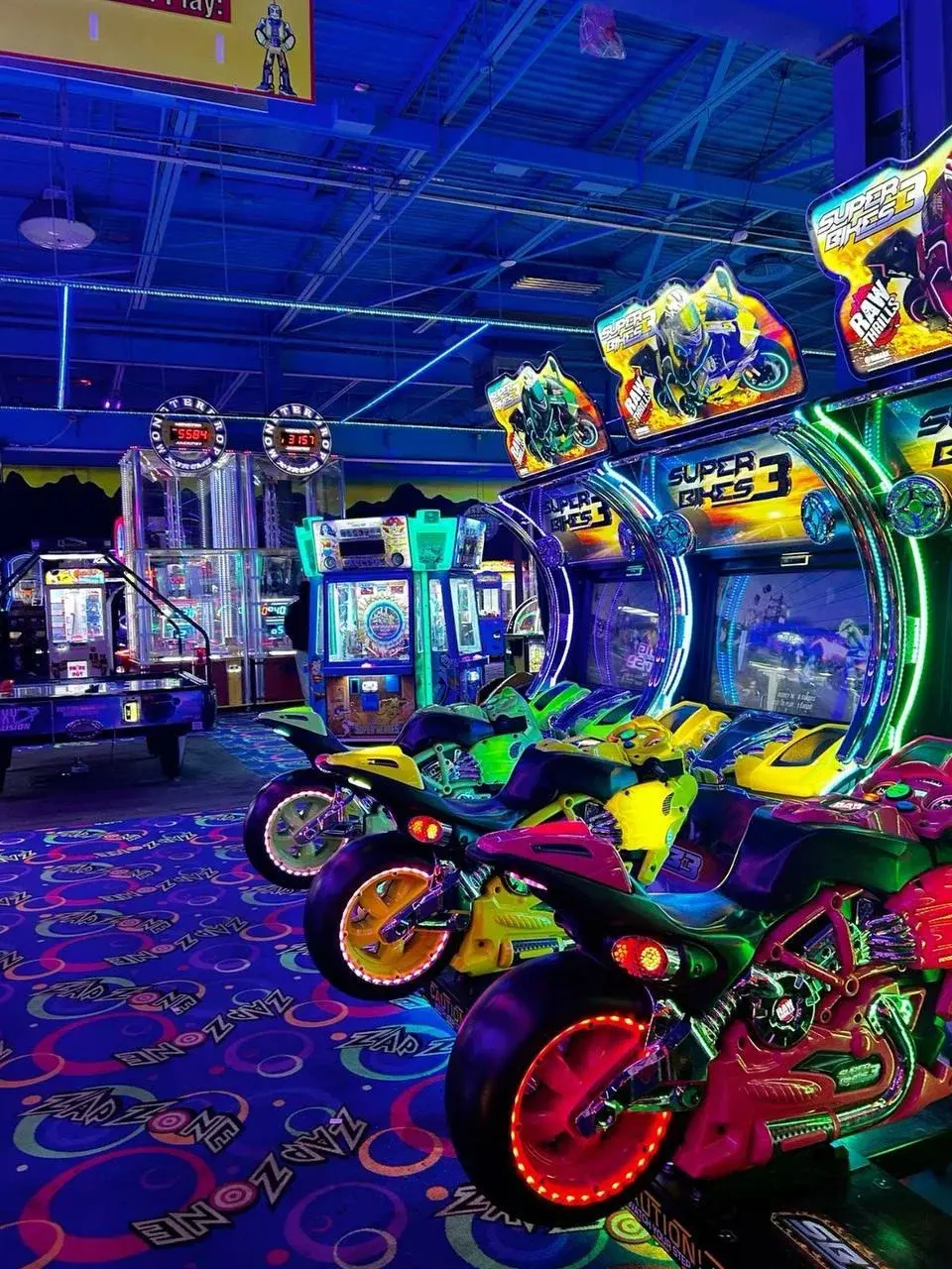 Kolorowy automat z chwytakiem pełen pluszowych maskotek