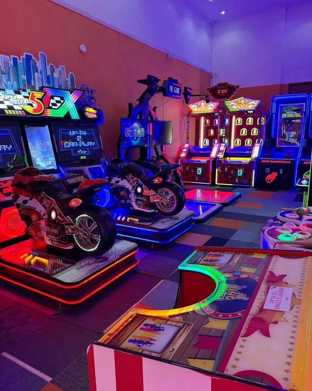 Dzieci rzucające piłkami do kosza na sportowym automacie