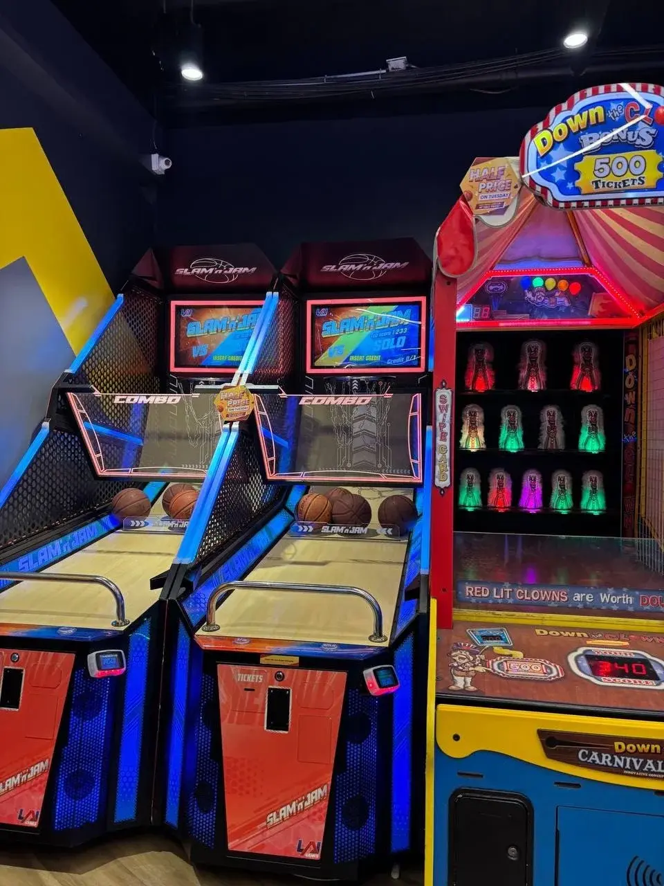 Automaty z chwytakami pełne pluszowych maskotek