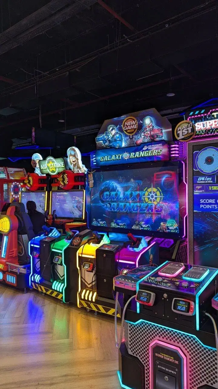 Dzieci grające w gry zręcznościowe