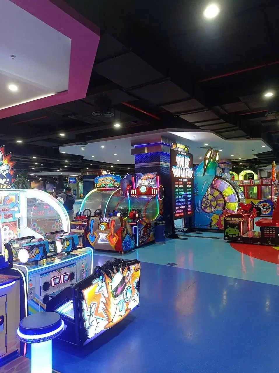 Strefa nagród z półkami pełnymi zabawek i gadżetów