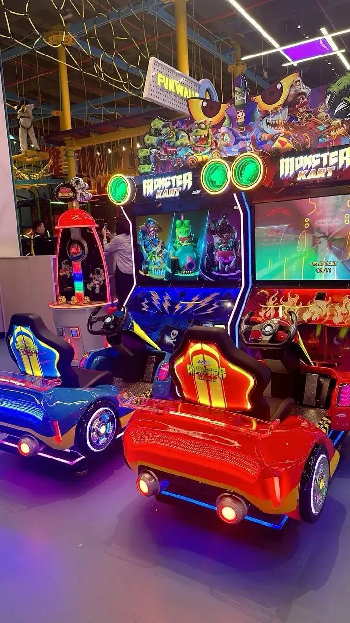 Główne wnętrze sali rozrywki z kolorowymi automatami