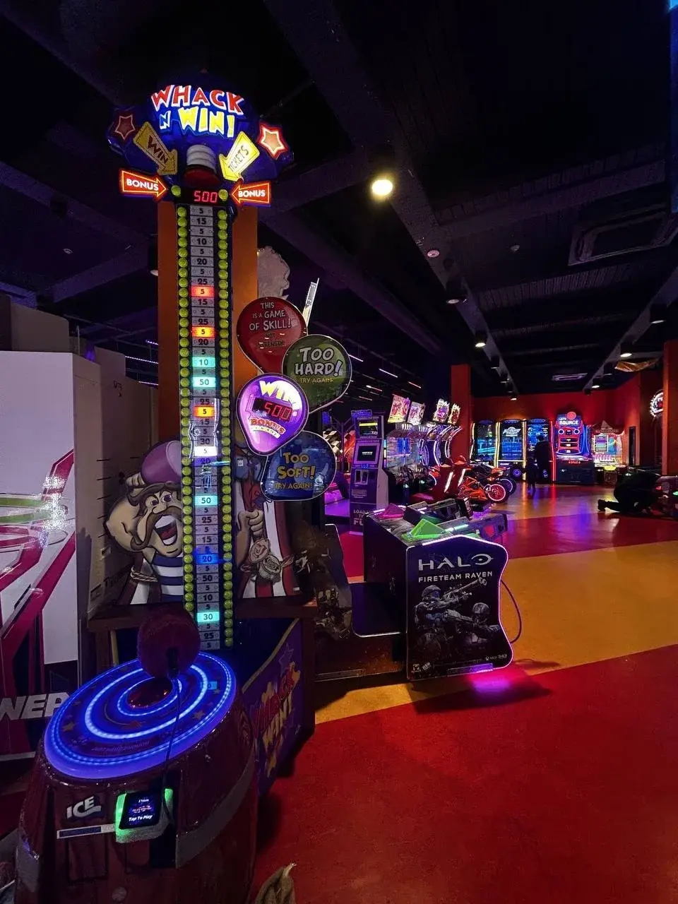 Symulator samochodu z kierownicą i ekranem