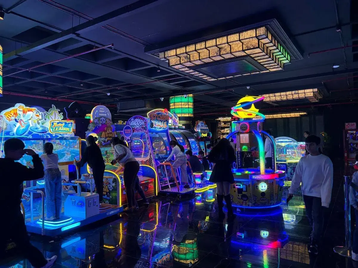 Automat z podświetlanymi przyciskami do gry reakcyjnej