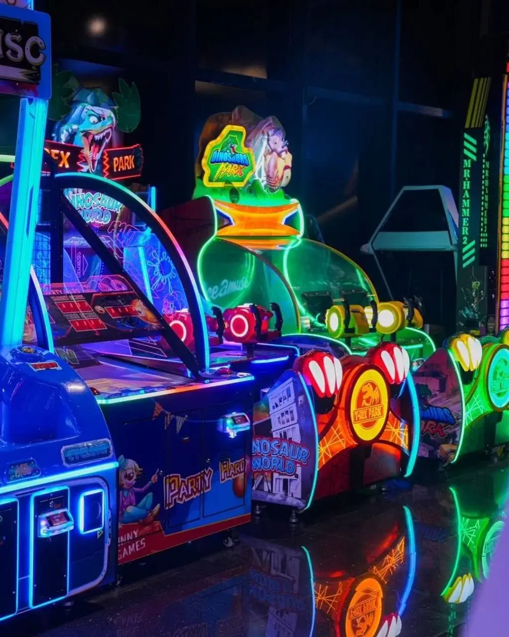 Sportowy automat do gry w koszykówkę z piłkami