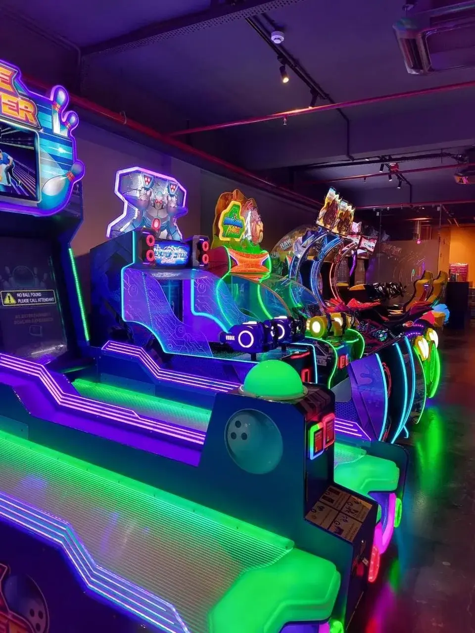 Półki z zabawkami i pluszakami w strefie nagród