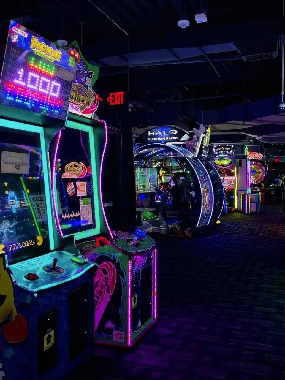 Rząd sportowych automatów do gry w koszykówkę