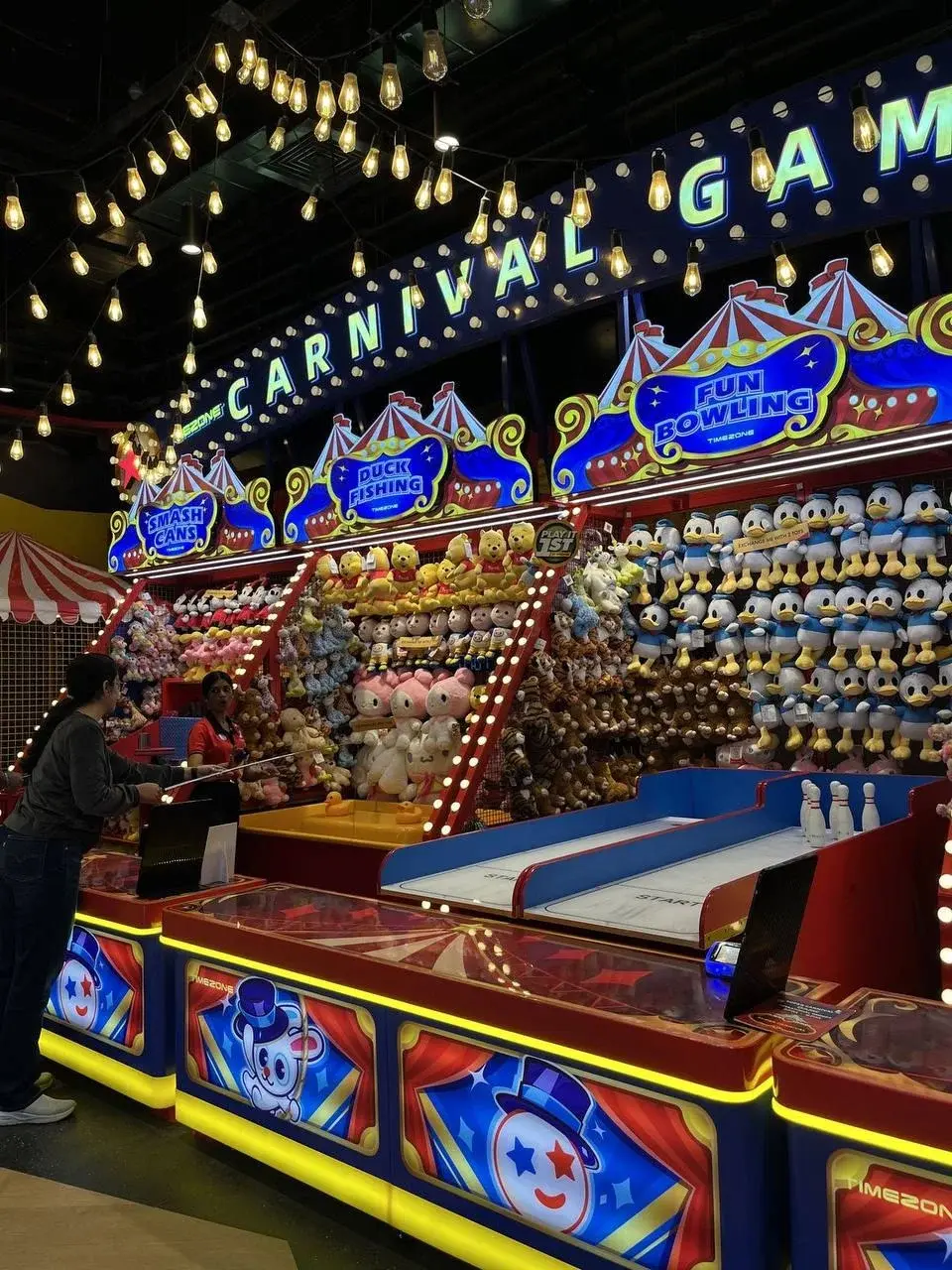 Strefa chwytaków z pluszowymi maskotkami w jasnym wnętrzu