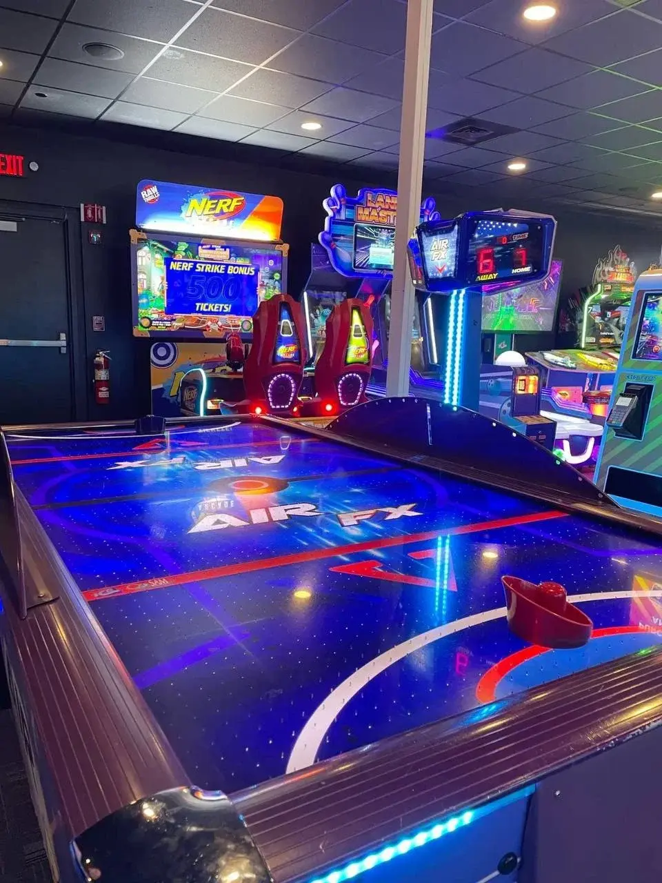 Symulator motocykla z kierownicą i ekranem