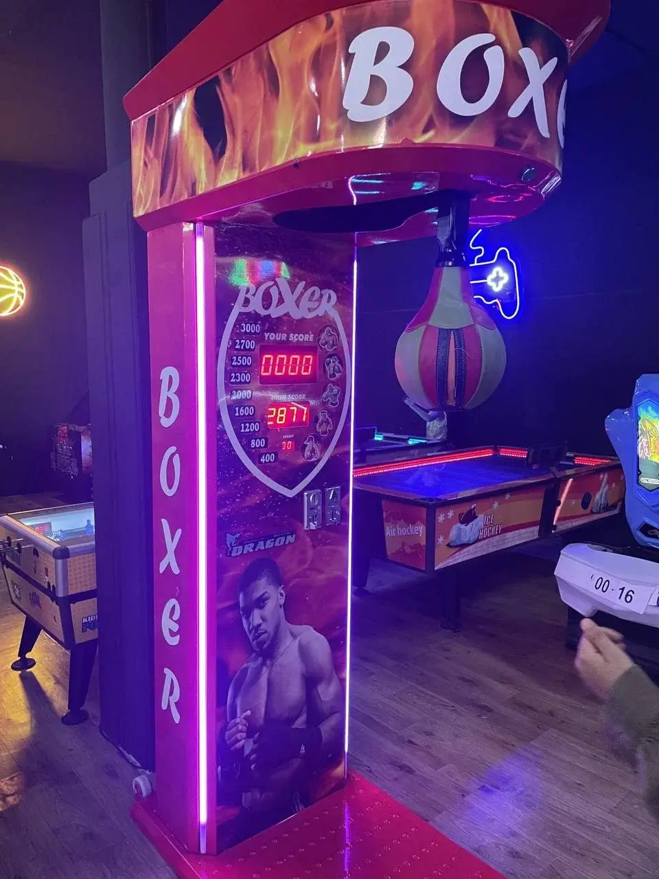 Realistyczny symulator samochodu z kierownicą i ekranem panoramicznym