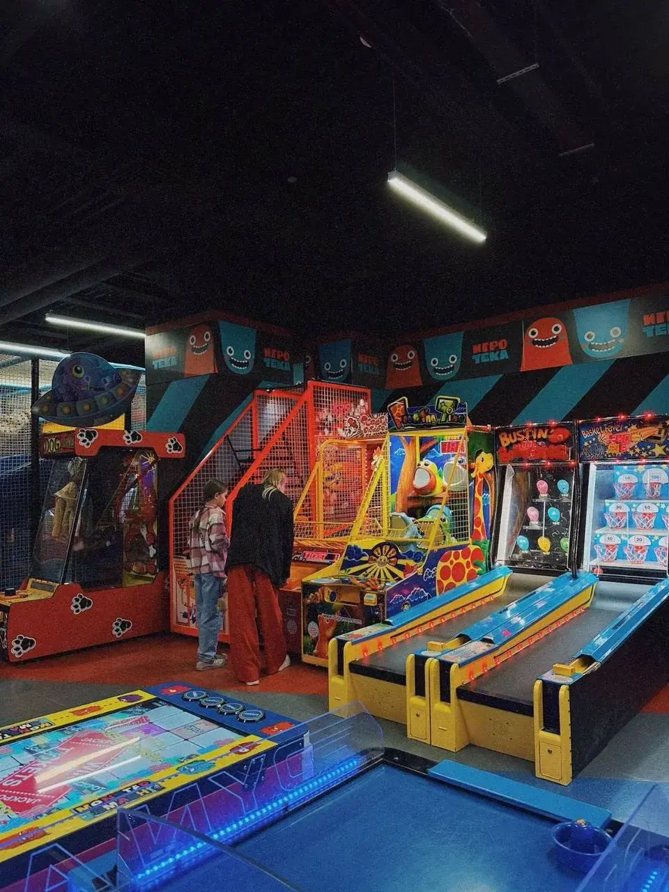 Dzieci świętujące urodziny w sali rozrywki z kolorowymi balonami